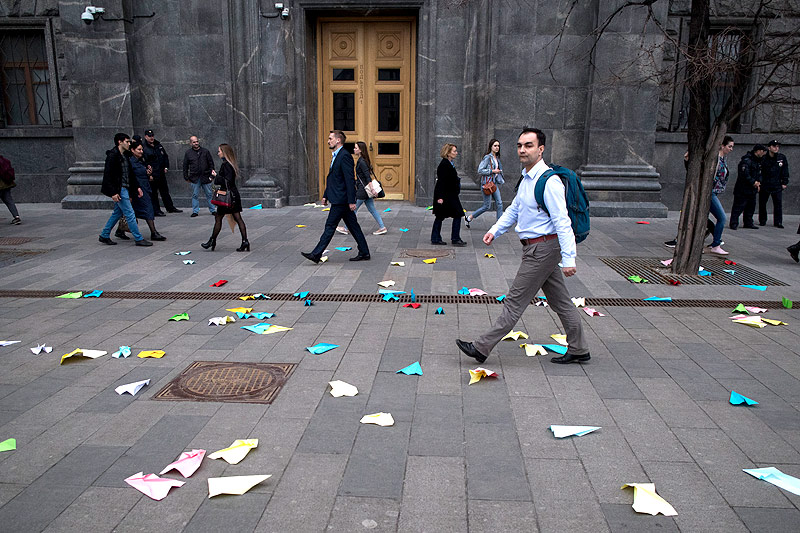 © APA/AP/Pavel Golovkin Papierflieger vor dem FSB-Gebäude