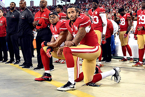 © APA/AFP/Getty Images/Thearon W. Henderson US-Footballspieler Colin Kaepernick kniet aus Protest