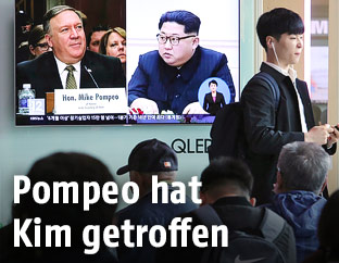 Eine Fotomontage von CIA-Chef Pompeo und dem nordkoreanischen Machthaber Kim Jong Un ist im TV zu sehen
