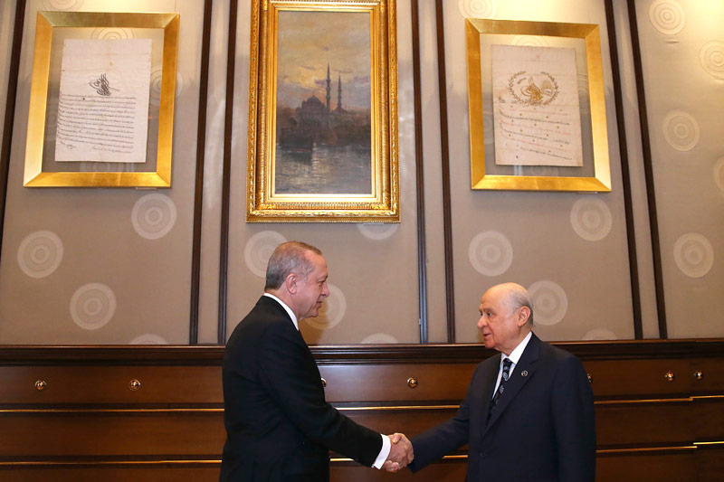 © APA/AFP/Türkische Präsidentschaft/Yasin Bulbul Devlet Bahceli und Recep Tayyip Erdogan
