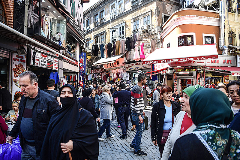 © APA/AFP/Ozan Kose Menschen in einer Straße in Istanbul