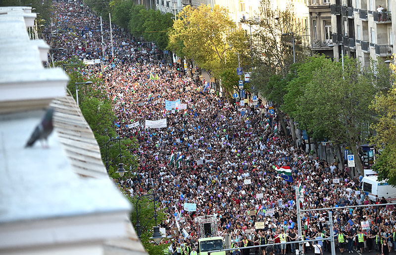 © APA/AFP/Attila Kisbenedek Zehntausende Ungarn demonstrieren in Budapest