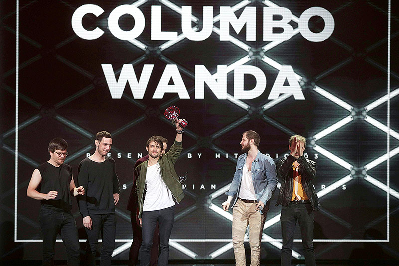 © APA/Georg Hochmuth Die Gruppe "Wanda" mit dem Amadeus Award