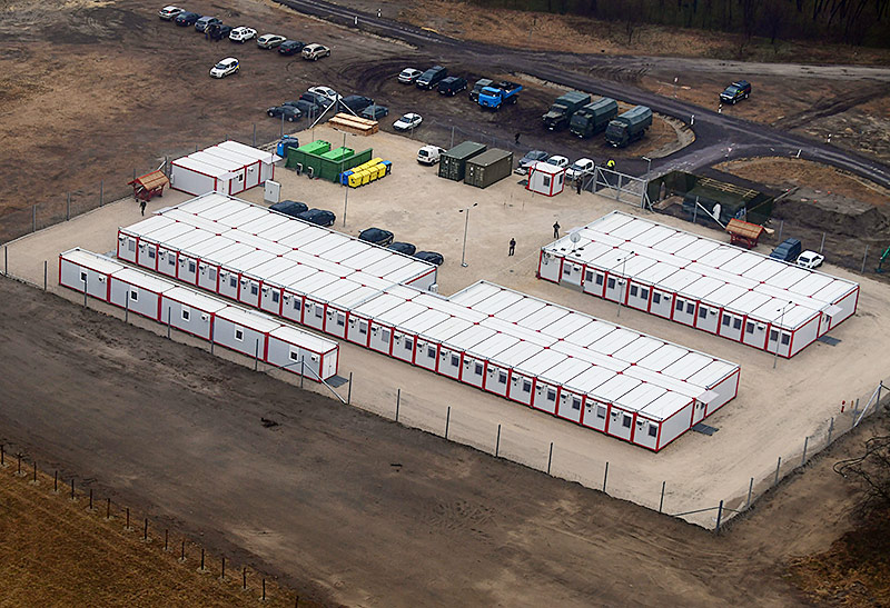 © APA/AFP/Attila Kisbenedek Container für Flüchtlinge an ungarisch-serbischer Grenze