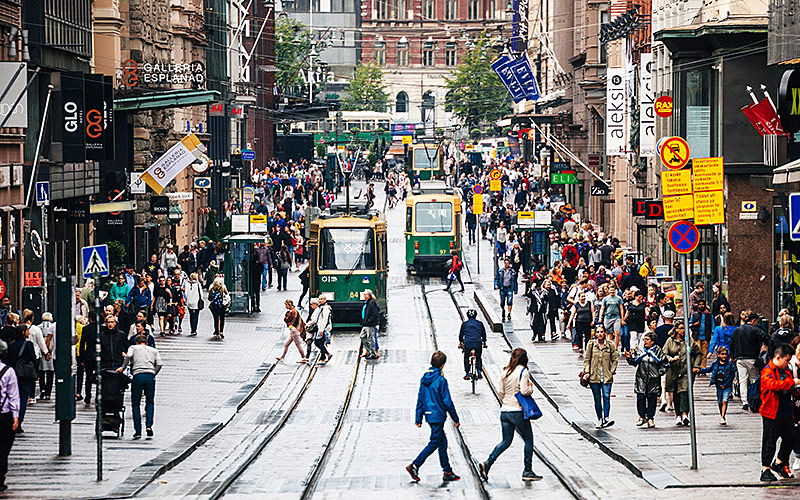 © Getty Images/Peeter Viisimaa Menschen in einer Straße in Helsinki