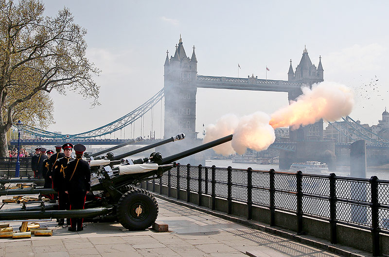© Reuters/Henry Nicholls Salutschüsse für die Queen vor der Tower Bridge