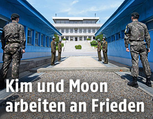 Nordkoreanische Soldaten vor der Demarkationslinie in Panmunjom