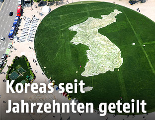 Karte von Nord- und Südkorea auf einer Wiese