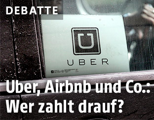 Uber Logo in einem Auto