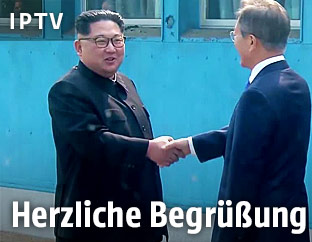 Südkoreas Präsident Moon Jae In begrüßt Nordkoreas Machthaber Kim Jong Un