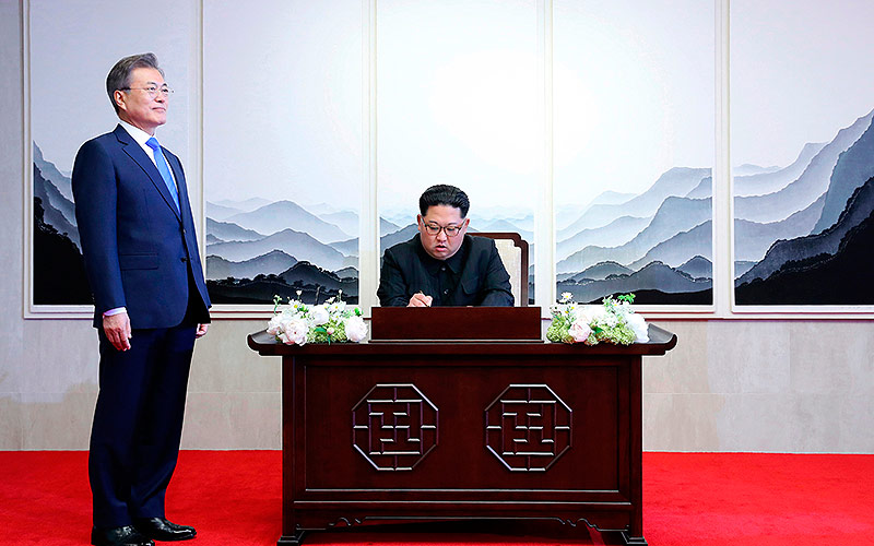 © APA/AP Kim Jong Un und Moon Jae-in