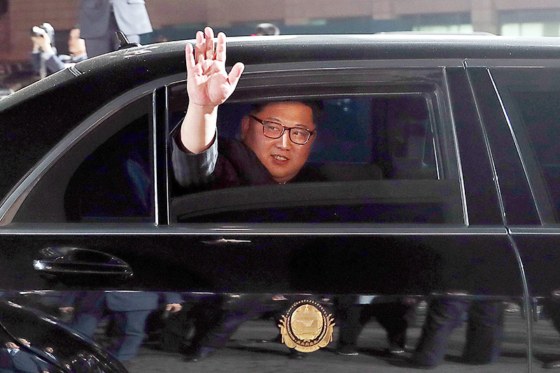 © APA/AFP/Korea Summit Press Pool Kim Jong Un winkt aus einem Auto