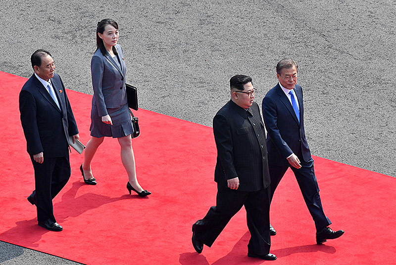 © AFP/Korea Summit Press Nordkoreas Machthaber Kim Jong Un und seine Schwester mit Südkoreas Präsident Moon Jae gehen auf dem roten Teppich