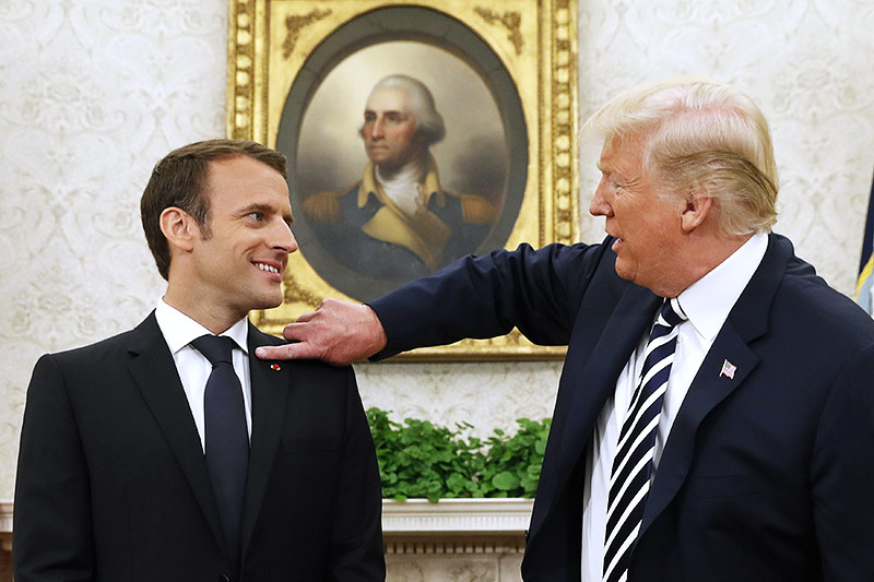 US-Präsident Donald Trump wischt dem französischen Staatschef Emmanuel Macron Schuppen von der Schulter