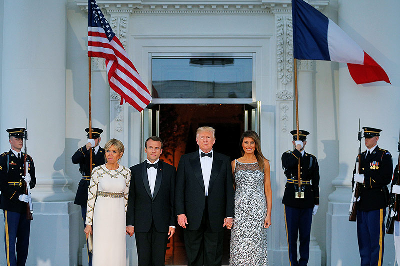 Brigitte Macron, Der französische Staatschef Emmanuel Macron, US-Präsident Donald Trump und Melania Trump in Abendrobe