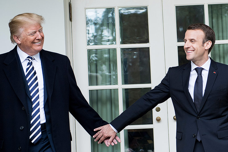 Der französische Staatschef Emmanuel Macron reicht US-Präsident Donald Trump die Hand