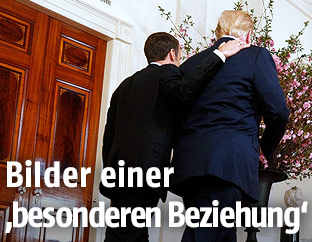 Rückensansicht des französische Staatschefs Emmanuel Macron und US-Präsidenten Donald Trump