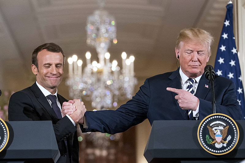 Der französische Staatschef Emmanuel Macron reicht US-Präsident Donald Trump die Hand