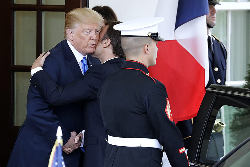 US-Präsident Donald Trump küsst den französischen Staatschef Emmanuel Macron auf die Wange