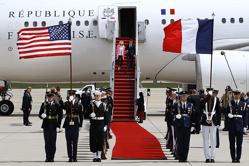 Der französische Staatschef Emmanuel Macron steigt mit seiner Frau Brigitte aus dem Fluzeug