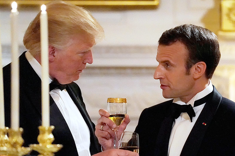 US-Präsident Donald Trump stoßt mit dem französischen Staatschef Emmanuel Macron an