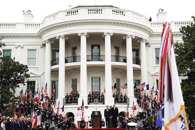 Totalaufnahme vom Weißen Haus in Washington während der Parade