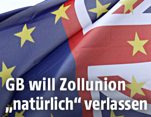 Fahne zeigt Mischung aus EU-Fahne und Union Jack
