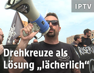 Mann mit Megaphon