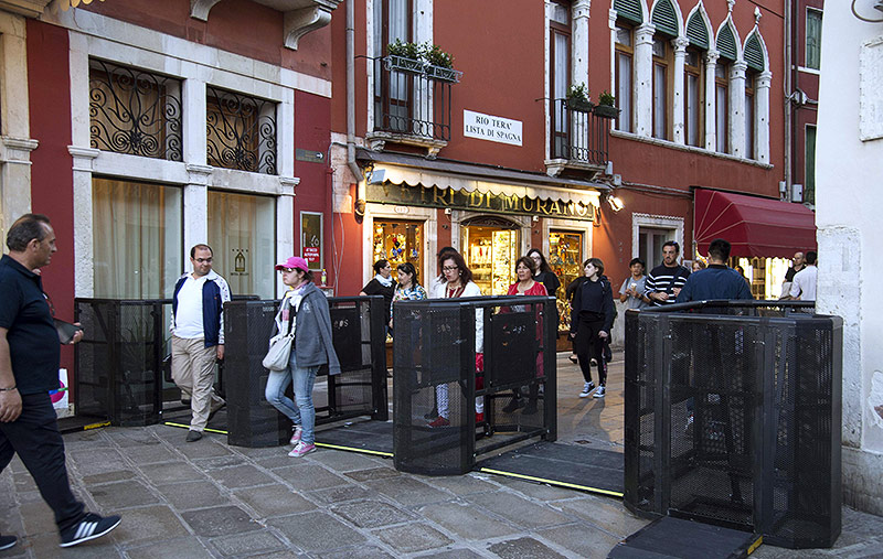 Touristen in Venedig gehen durch die neuen Drehkreuze