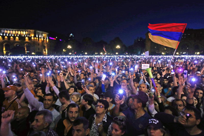 © APA/AP/Thanassis Stavrakis Anhänger des Oppositionsführers Nikol Paschinjan