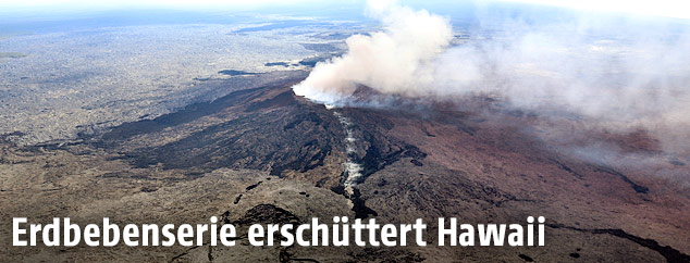 Rauchsäule über Vulkan Kilauea