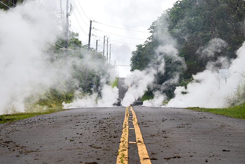 Dampf dringt aus Straßenspalten in Leilani Estates, Hawaii