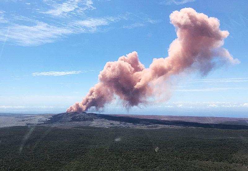 Rauchsäule über Vulkan Kilauea