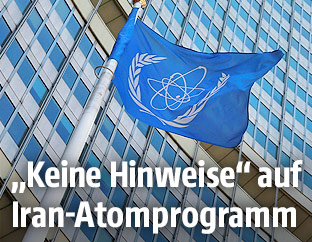 Fahne vor dem IAEA-Sitz in Wien
