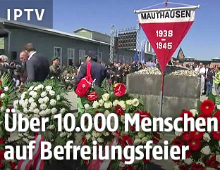 Blumenkränze in der KZ-Gedenkstätte Mauthausen