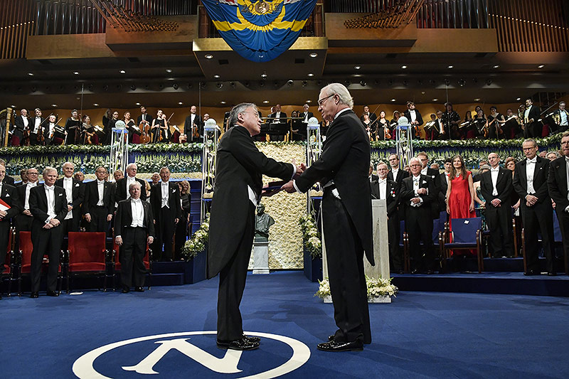 © APA/AFP/TT News Agency/Jonas Ekstromer Kazuo Ishiguro und Carl XVI Gustaf