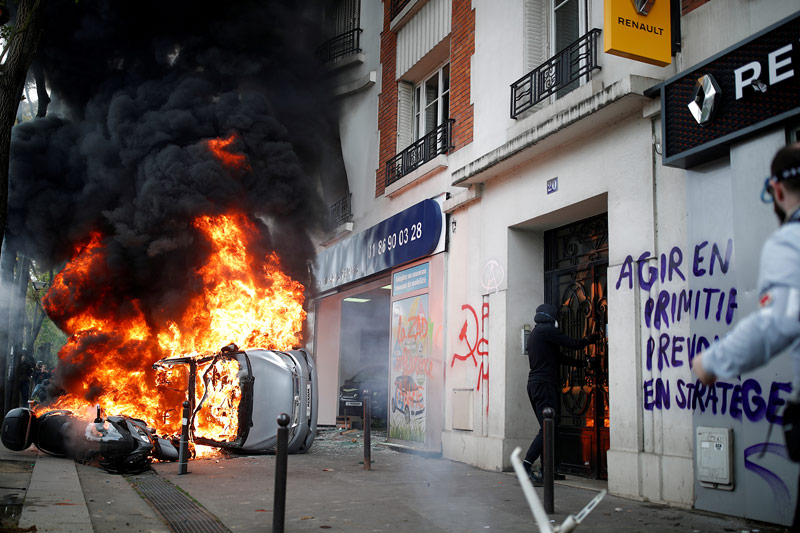 © Reuters/Christian Hartmann Brennende Fahrzeuge bei Demonstration in Paris