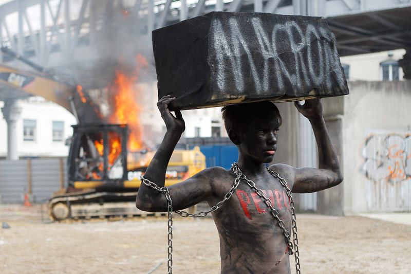 © APA/AP/Francois Mori Aktivist bei Demonstration in Paris