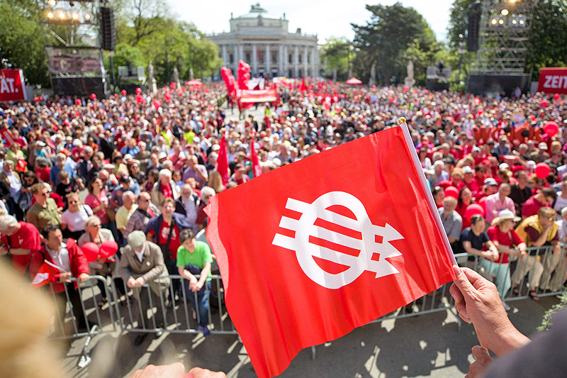 © APA/Georg Hochmuth Zuschauer der Schlusskundgebung des 1. Mai-Aufmarsches der SPÖ auf dem Wiener Rathausplatz