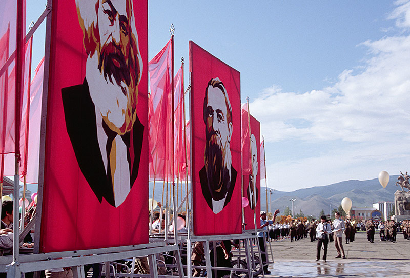 © Getty Images/Corbis/Richard Bailey Große Poster von Marx, Engels und Lenin in Ulan Bator, Mongolei