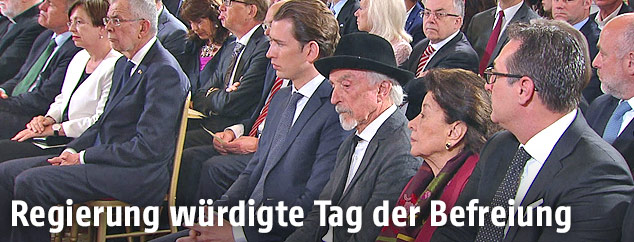 Regierungsspitze und Arik Brauer auf Gedenkfeier