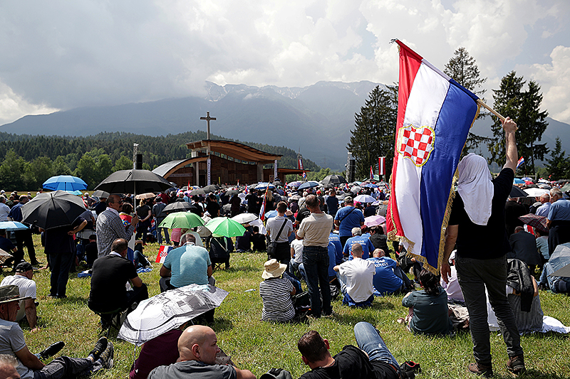 Teilnehmer des kroatischen Gedenktreffens auf dem Loibacher Feld bei Bleiburg (Kärnten)