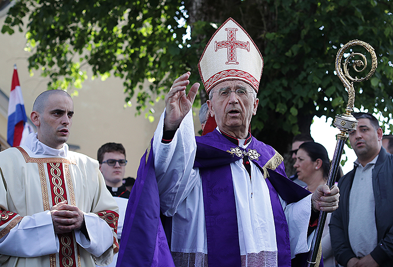 Ein Priester hält beim kroatischen Gedenktreffen in Bleiburg (Kärnten) einer Messe 