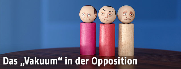 Holzfiguren in den Farben Pink, Rot und Wei&szlig;