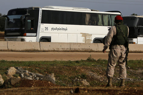 © Reuters/Omar Sanadiki Buskonvoi in Rastan (Syrien)