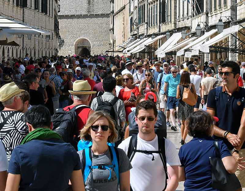 © APA/AFP/Elvis Barukcic Touristen in Dubrovnik