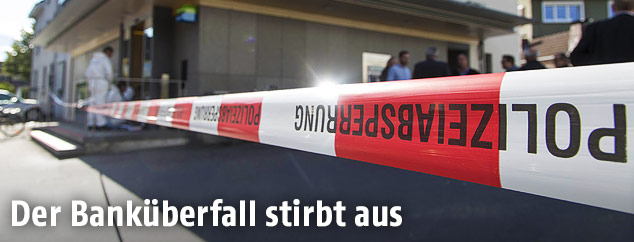 Absperrband vor Bank