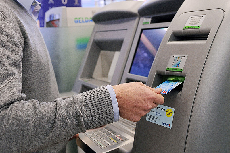 © APA/Barbara Gindl Mann steht am Bankomat