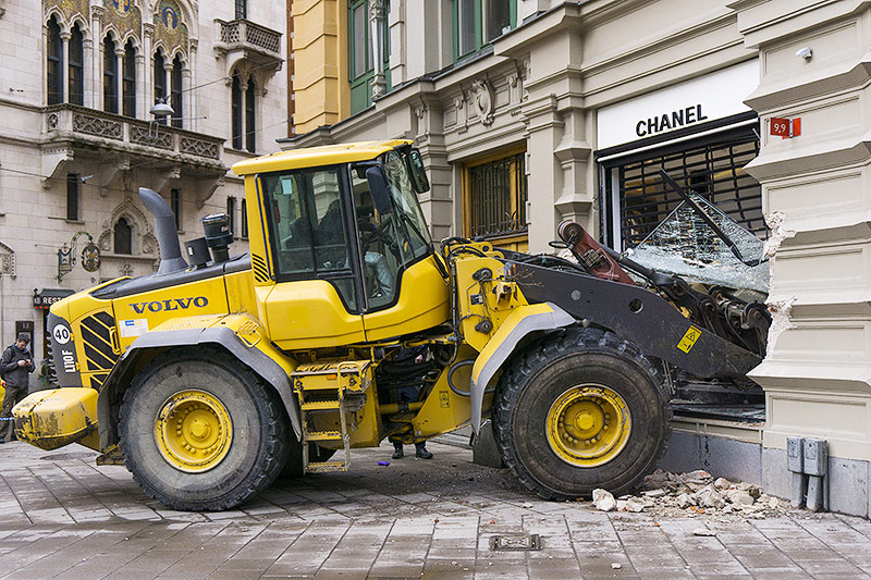 © APA/AFP/Jonathan Nackstrand Bulldozer in Geschäft