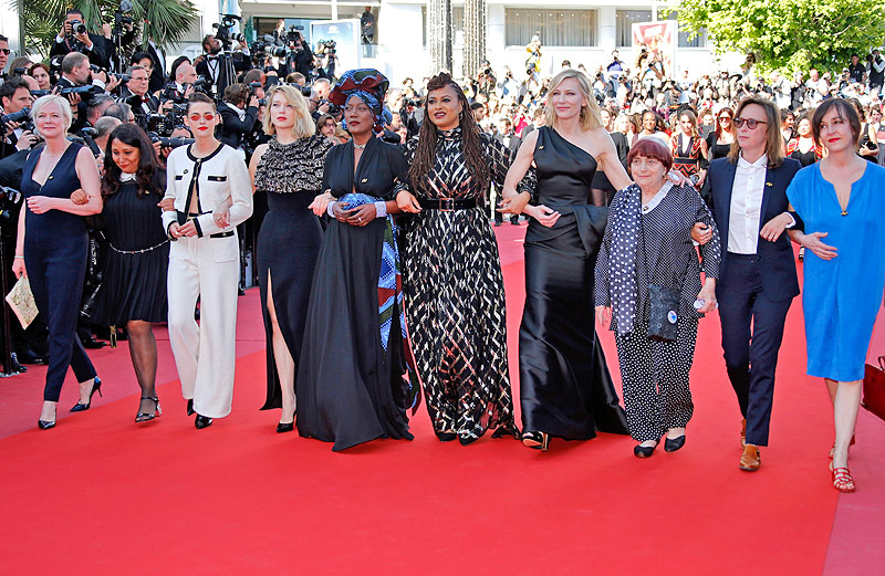 Weibliche Jurymitglieder der Filmfestspiele von Cannes bei einer Protestveranstaltung am roten Teppich